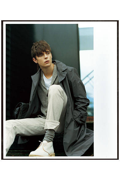 ゴアテックスコート6万8040円、カーディガン3万2400円、カットソー1万800円、デニム2万5920円、ソックス3240円、シューズ8万5320円、バッグ3万8880円（すべてマーガレット・ハウエル）