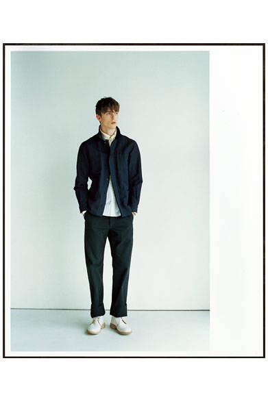 オーバーシャツ4万6440円、シャツ2万9160円、スカーフ2万2680円、ソックス3240円、チャッカブーツ8万5320円（すべてマーガレット・ハウエル）、トラウザーズ2万7000円（MHL.）