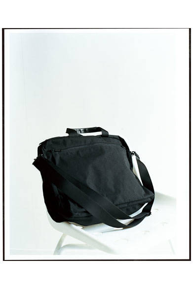 2007年秋冬シーズンからスタートし、毎回、新しい提案を打ち出すポーターとのコラボレーション。今シーズンは、ポストマンバッグ風のビジネスにも使えるバッグが登場。撥水性あるコットンポリエステル素材で、PC ポケットなど機能性にファッション性をくわえてモダンに仕上げている。カラーは黒。バッグ3万5640円（マーガレット・ハウエル）