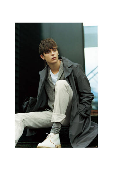 ゴアテックスコート6万8040円、カーディガン3万2400円、カットソー1万800円、デニム2万5920円、ソックス3240円、シューズ8万5320円、バッグ3万8880円（すべてマーガレット・ハウエル）