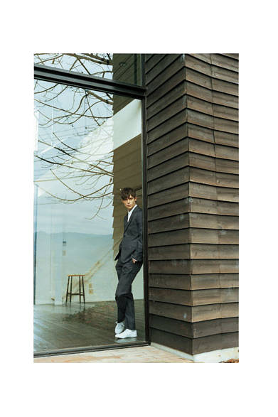 ジャケット7万8840円、トラウザーズ4万2120円（ともにマーガレット・ハウエル）、シャツ1万9440円、スニーカー1万4040円（ともにMHL.）