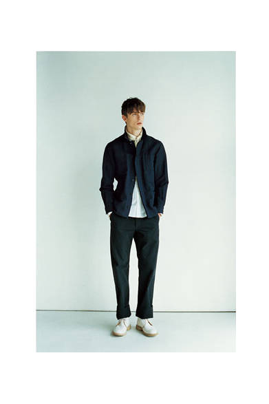 オーバーシャツ4万6440円、シャツ2万9160円、スカーフ2万2680円、ソックス3240円、チャッカブーツ8万5320円（すべてマーガレット・ハウエル）、トラウザーズ2万7000円（MHL.）