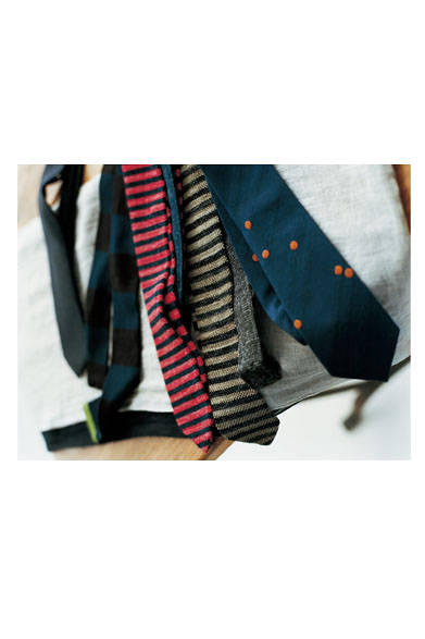 上質なテーラードファブリックをほどよくカジュアルダウンさせて、モダン でリラックスした着こなしを提案する 2015年春夏のマーガレット・ハ ウエルメンズコレクション。シックなワントーンでのコーディネイトが新鮮 だが、今シーズン注目のスカーフ使いとともに上手に使いこなしたいの がネクタイ。ニュアンスのあるドットや、キャラクターをくわえるニット、オ ンスタイルに最適なフォックスブラザーズの生地を使ったタイプなど、さ まざまなバリエーションが揃う。ネクタイ各1 万6200 円(すべてマーガ レット・ハウエル)