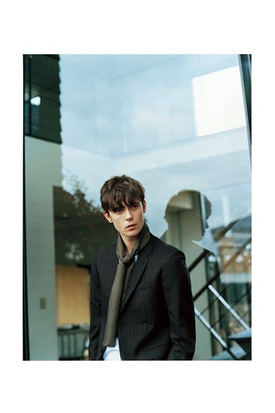 <strong>ファブリック：SUPERFINE STITCH STRIPE（スーパーファイン スティッチ ストライプ）</strong><br />ジャケット8万9640円、カットソー1万800円、スカーフ2万2680円（すべてマーガレット・ハウエル）