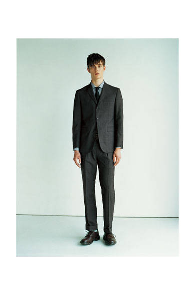 <strong>ファブリック：SUPERFINE P.O.W.（Prince of Wales＜プリンス オブ ウェールズ＞）</strong><br />柔らかい風合いが特徴の平織がもたらす落ち着いた雰囲気を、清涼感あるコットンリネンシャツとドットタイのコンビネーションですっきりシャープに演出。ジャケット8万9640円、シャツ2万3760円、トラウザーズ4万5360円、ネクタイ1万6200円、ベルト1万7280円、ソックス3240円、シューズ8万5320円（すべてマーガレット・ハウエル）