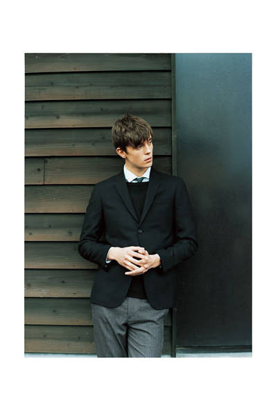 <strong>ファブリック：SUPERFINE TROPICAL（スーパーファイン トロピカル）</strong><br />クリーンな印象のジャケットに合わせたのは、MHL.の黒のボートネックニット。襟もとにアクセントをくわえて、春らしいカジュアルさをアップ。ジャケット8万9640円、シャツ2万3760円、トラウザーズ4万2120円、ネクタイ1万6200円（すべてマーガレット・ハウエル）、ニット3万240円（MHL.）