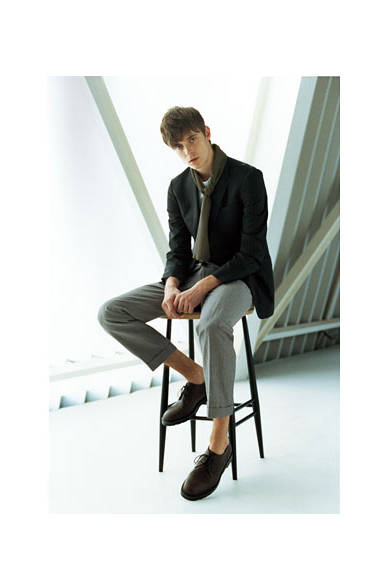 <strong>ファブリック：SUPERFINE STITCH STRIPE（スーパーファイン スティッチ ストライプ）</strong><br />コットンリネンのトラウザーズに、白のカットソーを合わせて、今季のスタイリングのポイントとなるシルクスカーフでアクセントを。ジャケット8万9640円、カットソー1万800円、トラウザーズ3万1320円、スカーフ2万2680円（すべてマーガレット・ハウエル）、シューズ5万1840円（MHL.）