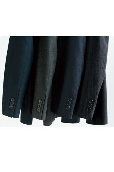 ジャケットのファブリックは左から、SUPERFINE END ON END（スーパーファイン エンド オン エンド）、SUPERFINE P.O.W.（Prince of Wales／プリンス オブ ウェールズ）、SUPERFINE TROPICAL（スーパーファイン トロピカル）、SUPERFINE STITCH STRIPE（スーパーファイン スティッチ ストライプ）<br />ジャケット各8万9640円（すべてマーガレット・ハウエル）