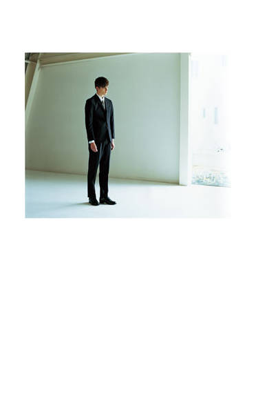 <strong>ファブリック：SUPERFINE END ON END（スーパーファイン エンド オン エンド）</strong><br />快適で軽快な着心地を演出するエンド オン エンドのセットアップに、ジョンスメドレー別注のカーディガンを合わせて、端正な大人の雰囲気を。ジャケット8万9640円、カーディガン3万6720円、シャツ3万5640円（店舗限定）、トラウザーズ4万5360円、ネクタイ1万6200円、シューズ参考商品（すべてマーガレット・ハウエル）