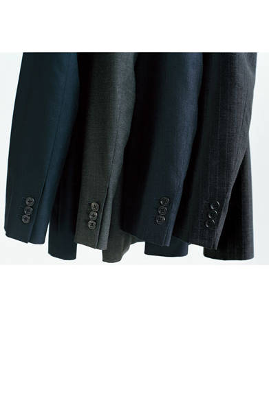 ジャケットのファブリックは左から、SUPERFINE END ON END（スーパーファイン エンド オン エンド）、SUPERFINE P.O.W.（Prince of Wales／プリンス オブ ウェールズ）、SUPERFINE TROPICAL（スーパーファイン トロピカル）、SUPERFINE STITCH STRIPE（スーパーファイン スティッチ ストライプ）<br />ジャケット各8万9640円（すべてマーガレット・ハウエル）