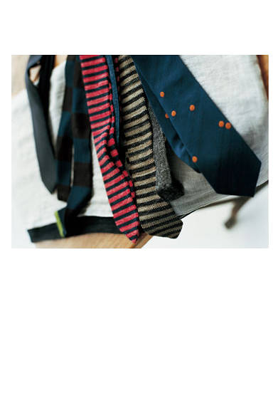 上質なテーラードファブリックをほどよくカジュアルダウンさせて、モダンでリラックスした着こなしを提案する 2015年春夏のマーガレット・ハウエルメンズコレクション。シックなワントーンでのコーディネイトが新鮮だが、今シーズン注目のスカーフ使いとともに上手に使いこなしたいのがネクタイ。ニュアンスのあるドットや、キャラクターをくわえるニット、オンスタイルに最適なフォックスブラザーズの生地を使ったタイプなど、さまざまなバリエーションが揃う。ネクタイ各1万6200円(すべてマーガレット・ハウエル)