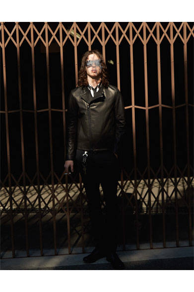 レザー11万8800円、シャツ1万6200円、アイウェア1万8360円