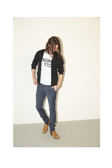 カーディガン2万520円、TEE 7020円、スラックス2万3760円、シューズ3万1320円