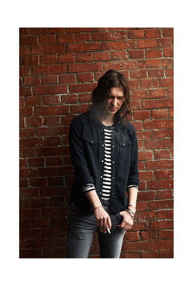 デニムシャツ2万5920円、インナー8640円、パンツ2万8080円