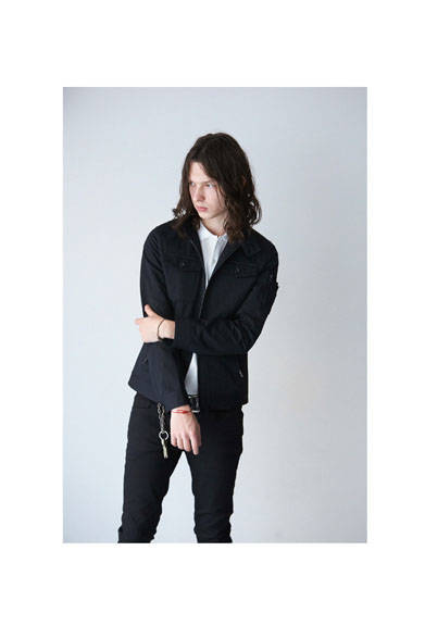 ブルゾン3万1320円、ポロシャツ9936円、パンツ1万6200円、キーホルダー5400円