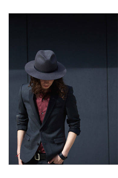 ジャケット6万4800円、シャツ1万4040円、ハット1万7280円、レザーバングル4860円