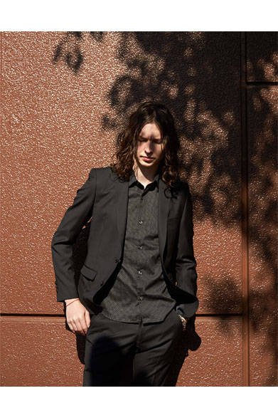 ジャケット6万4800円、シャツ1万5120円、スラックス2万5920円