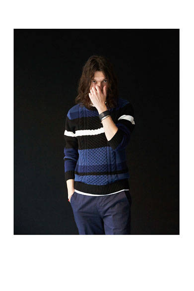 ニット1万5120円、パンツ1万8360円、レザーバングル4860円、シルバーバングル1万4040円