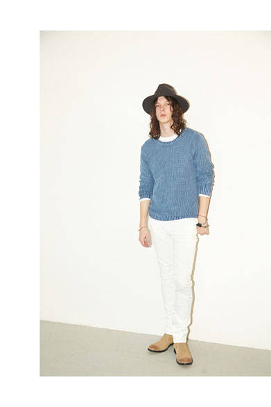 ニット1万8360円、パンツ1万6200円、ハット1万7280円、ブーツ4万5360円