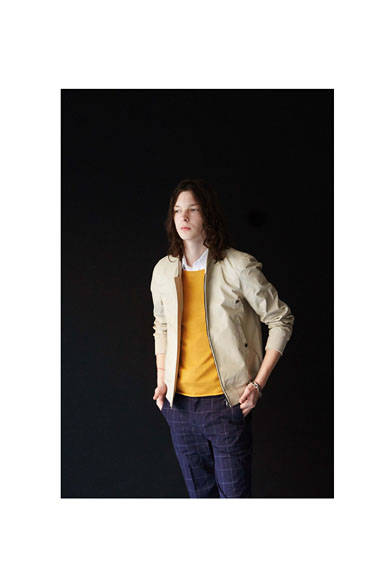 ブルゾン3万2400円、シャツ1万6200円、パンツ1万8360円、ニット1万4040円