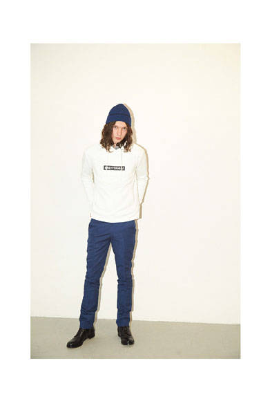 パーカー1万7280円、パンツ1万9440円、ニットキャップ4860円、ブーツ4万9680円