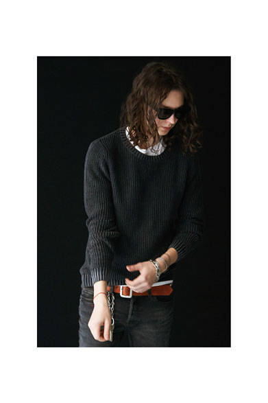 ニット1万8360円、デニム2万8080円、アイウェア1万8360円、ベルト2万1600円