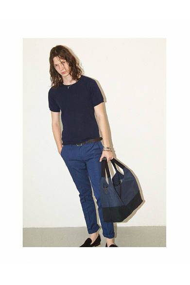 ニット1万4040円、パンツ1万9440円、バッグ1万8360円、シューズ3万1320円