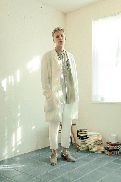 コート 5万9400円、シャツ 2万5920円、パンツ 2万5920円、靴 4万5360円