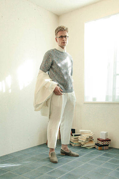 ニット 2万4840円、シャツ 2万3760円、パンツ 2万5920円、靴 4万5360円