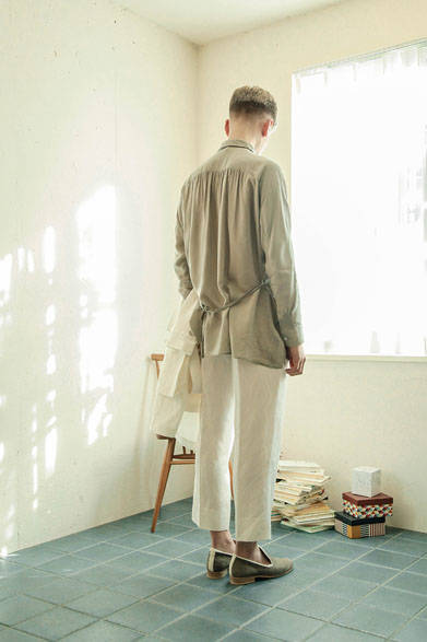 シャツ 2万5920円、パンツ 2万5920円、靴 4万5360円