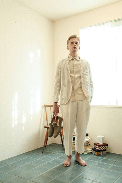 ジャケット 4万2120円、シャツ 2万3760円、パンツ 2万5920円、靴 4万5360円