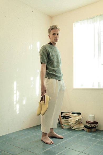 ニット 2万4840円、シャツ 2万3760円、パンツ 2万5920円、靴 4万5360円