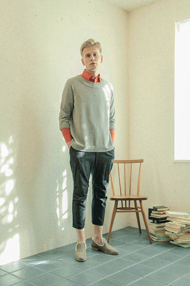 ニット 2万8080円、シャツ 2万3760円、パンツ 2万5920円　靴 ４万5360円