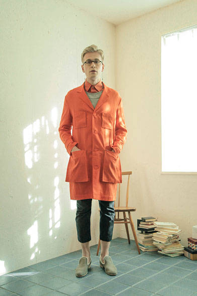 コート 6万2640円、ニット 2万8080円、シャツ 2万3760円、パンツ 2万5920円　靴 4万5360円、グラスストラップ1万584円