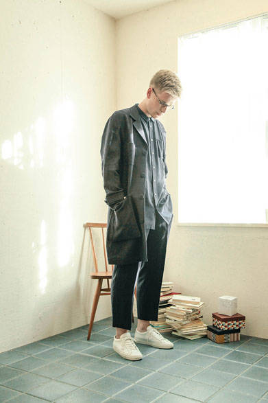 コート 5万9400円、シャツ 2万5920円、パンツ 2万5920円