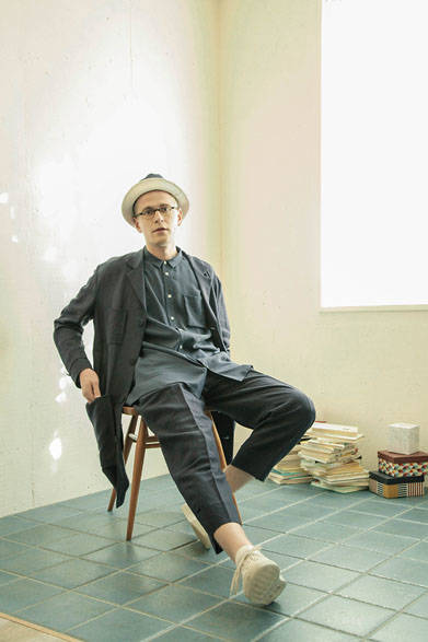 コート 5万9400円、シャツ 2万5920円、パンツ 2万5920円、ハット 9612円