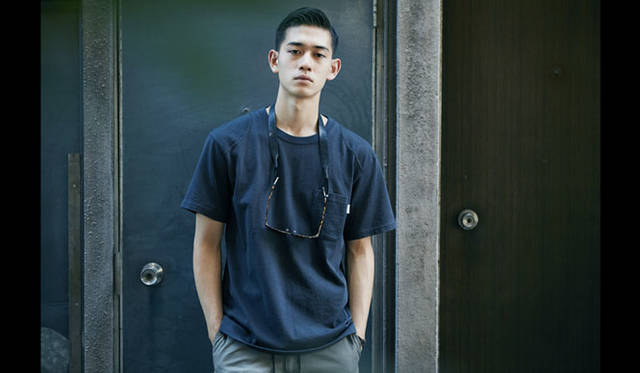 Tシャツ1万800円、ショーツ2万9592円、サングラス1万6200円、眼鏡ストラップ6264円