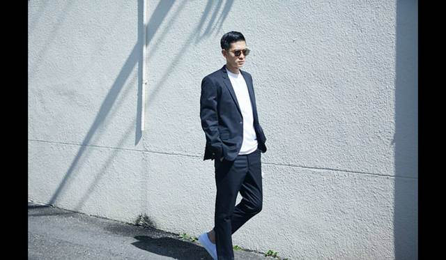 ジャケット4万9680円、Tシャツ6264円、パンツ2万7648円、サングラス1万6200円