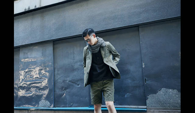 ジャケット5万760円、シャツ2万952円、ショーツ2万4192円、ストール8964円、眼鏡1万6200円