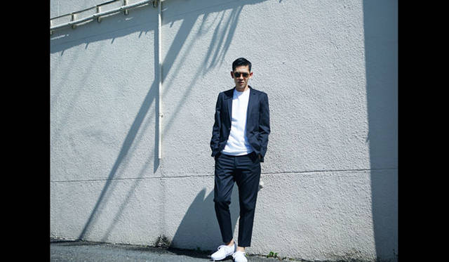 ジャケット4万9680円、Tシャツ6264円、パンツ2万7648円、サングラス1万6200円