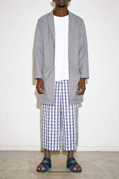 コート4万3200円、TEE 8100円、パンツ2万4300円