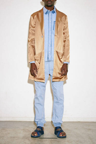 コート4万3200円、シャツ2万4840円、パンツ1万9440円