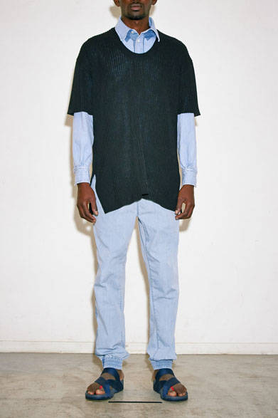 ニット2万3760円、シャツ2万4840円、パンツ1万9440円