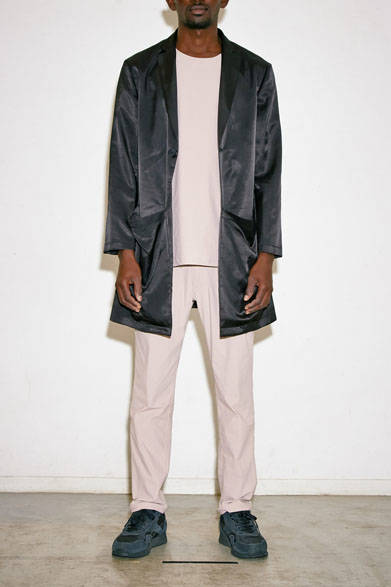 コート4万3200円、TEE 1万2420円、パンツ1万8900円