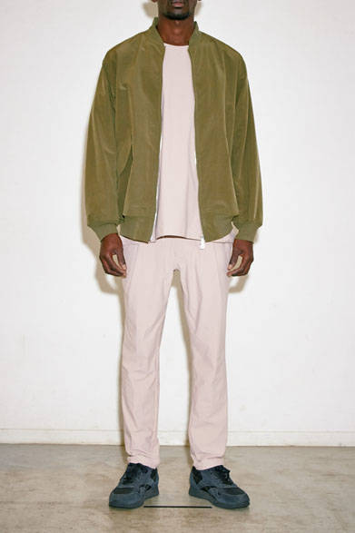 ブルゾン3万9960円、TEE 1万2420円、パンツ1万8900円