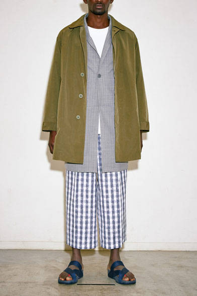 コートA 4万9680円、コートB 4万3200円、TEE 8100円、パンツ2万4300円