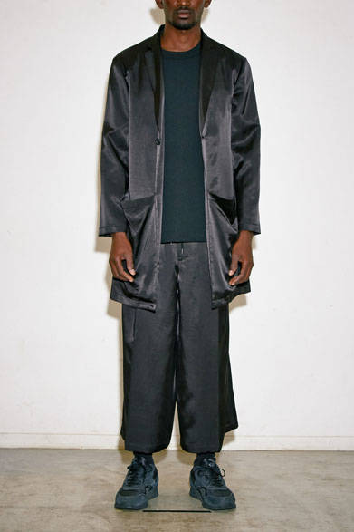 コート4万3200円、TEE 8100円、パンツ2万1600円