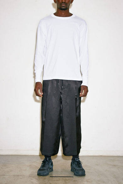 TEE 7560円、パンツ2万1600円