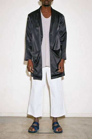 コート4万3200円、ニット2万3760円、パンツ1万9980円