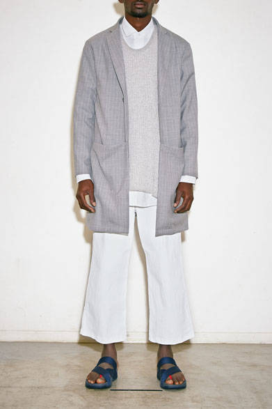 コート4万3200円、ニット2万3760円、シャツ1万8360円、パンツ1万9980円